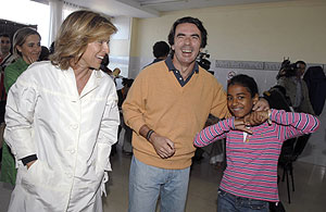 Aznar, con la niña que le preguntó si era Rajoy. (Foto: EFE)