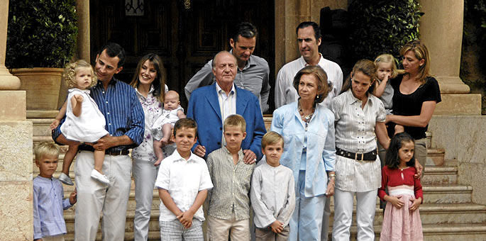 Fotografía de la Familia Real en el Palacio de Miravent.
