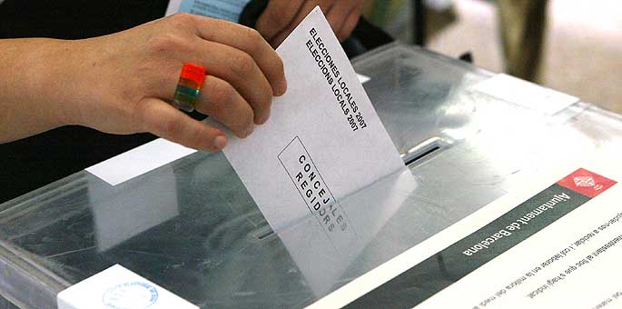 Una ciudadana vota en las elecciones municipales de Barcelona