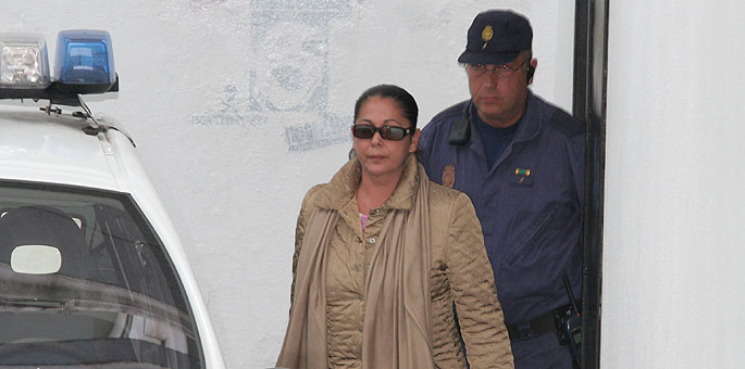 La Pantoja es conducida por la Policía a su salida de los juzgados de Marbella tras prestar declaración.
