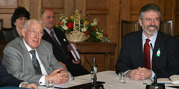 Ian Paisley, a la izquierda, y Gerry Adams, a la derecha, en la mesa de negociacin.