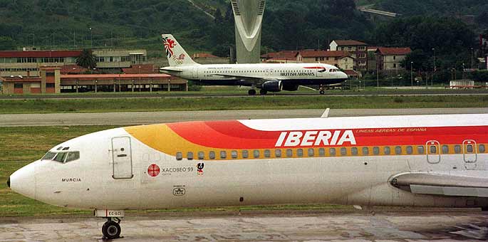 Un avin de Iberia en la pista de aterrizaje.