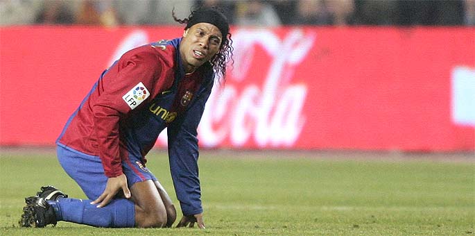 Ronaldinho, caído en el césped.