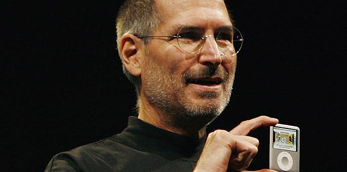 El presidente de Apple, Steve Jobs, con un iPod en la mano.