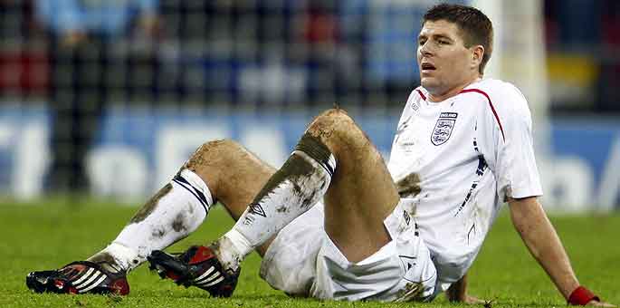 Gerrard, capitn de Inglaterra, pensativo tras el fracaso de su seleccin.