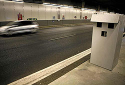 Imagen de uno de los radares fijos instalados en los túneles de la M-30. (Foto: Antonio M. Xoubanova)