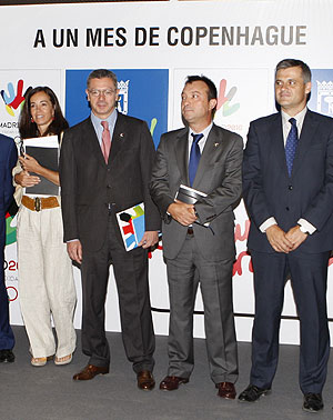 Alberto Ruiz-Gallardn, junto al resto de la candidatura. (Foto: EFE)