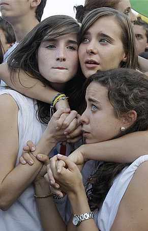 Unas chicas reaccionan en la Plaza de Oriente tras conocer la derrota de Madrid. (AP)
