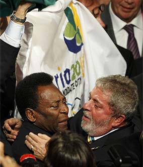 Emotivo Abrazo entre Lula y Pelé. (Foto: REUTERS)