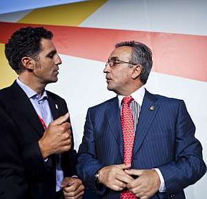 Miguel Indurain (i) conversa con el presidente del Comit Olmpico Espaol (COE), Alejandro Blanco (d). (EFE)