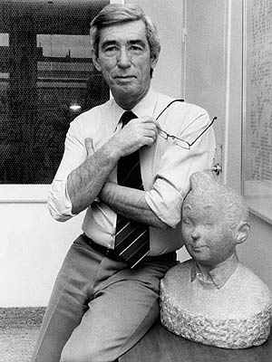 Hergé, en 1980, junto a un busto de su personaje más famoso. (Foto: EFE)