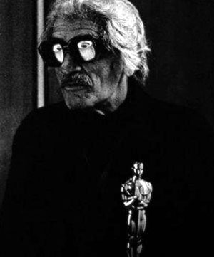 Buñuel, con el Oscar, gafas y peluca.