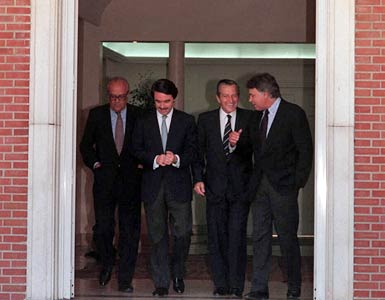 Cuatro presidentes del Gobierno reunidos en La Moncloa para celebrar el 20 aniversario de las primeras elecciones democráticas