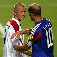 Zidane da nimos a Beckham tras el partido./AP
