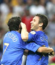 Cassano y Del Piero celebran el gol italiano./REUTERS