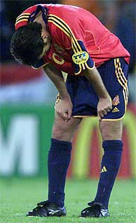 Raúl, desesperado durante el partido ante Francia en 2000./REUTERS