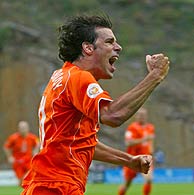 Van Nistelrooy anot dos de los tres goles holandese./ EFE