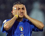 Vieri se lamenta durante el partido que supuso eliminación italiana./ AP