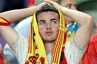 Un aficionado español, desolado ante la eliminación./ EFE
