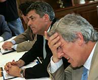 Villar, con Pedro Toms a su izquierda, en la reunin de la junta directiva. /AFP