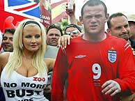Hinchas ingleses posan con una figura de cartón de Rooney antes de un partido de la Eurocopa./REUTERS