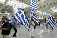Hinchas griegos en Atenas listos para marchar a Portugal./EFE