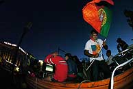Varios portugueses seguan impotentes el partido en barcas./AFP