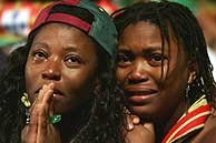 Dos portuguesas lloran tras la derrota de su seleccin./AFP