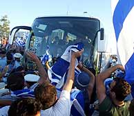 Los aficionados griegos impiden el paso del autobs de su seleccin./ EFE