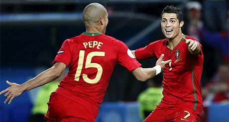 Pepe festeja su gol con Cristiano Ronaldo. (AFP)