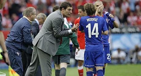 Bilic, dando rdenes a Modric. (Foto: AP)