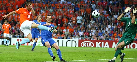 Sneijder anota el segundo tanto holands. (Foto: AFP)