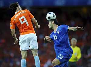 Materazzi despeja un baln ante Van Nistelrooy. (Foto: EFE)