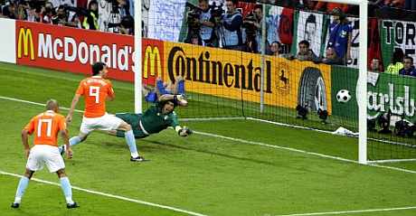 Van Nistelrooy bate a Buffon. (Foto: EFE)