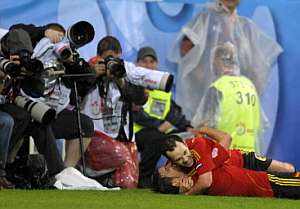 Iniesta y Villa se abrazan tras un gol. (Foto: AP)