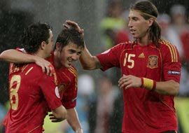 Villa, autor de tres goles, celebra con Ramos y Xavi uno de ellos. (Foto: EFE)