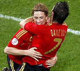 Torres y Villa, abrazados en el debut. (EFE)