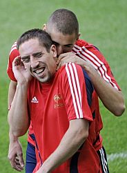 Ribery y Benzema, bromeando. (AFP)