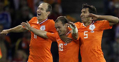 Robben, Sneijder y Gio celebran el cuarto gol. (Foto: AP)
