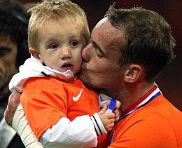 Sneijder besa a su hijo. (AP)