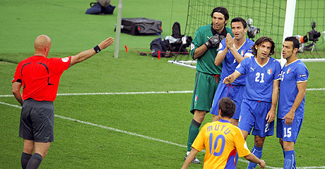 Los jugadores italianos protestan el penalti. (Foto: AFP)