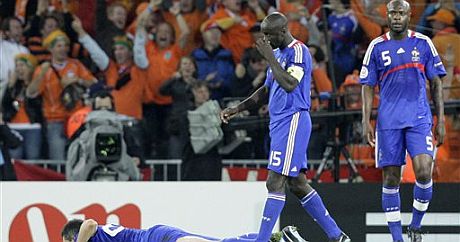 Gallas (d), Thuram (c) y Toulalan, tras un gol de Holanda. (Foto: AP)