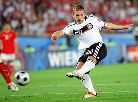 Lukas Podolski controla el baln en el encuentro ante Austria. (Foto: AFP)