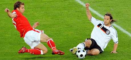 Frings (d) pugna por un baln ante Austria. (Foto: AFP)