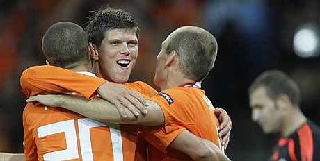 Affelay y Robben celebran el gol de Huntelaar (c). (EFE)