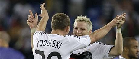 Podolski y Schweinsteiger celebran el pase alemn a semifinales. (Foto: AP)