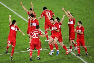 Los turcos, celebrando el pase a semifinales. (Foto: AFP)