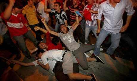 Aficionados turcos celebran la victoria en Estambul. (EFE)