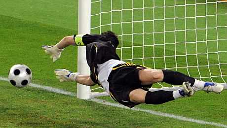 Casillas para el penalti lanzado en la tanda por De Rossi. (AFP)