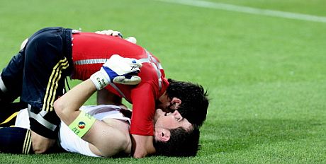 Villa se abraza a Casillas. (Foto: AFP)